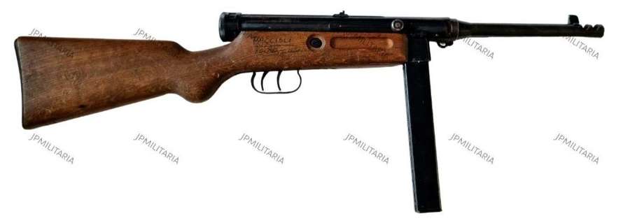 Deactivated Italian Beretta 38 Submachine gun