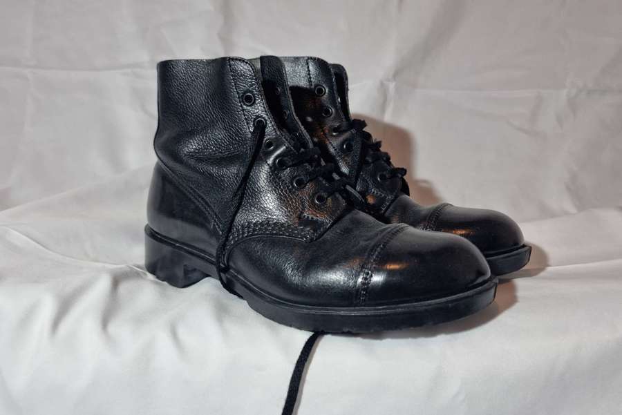 British Size 8M DMS ankle boots